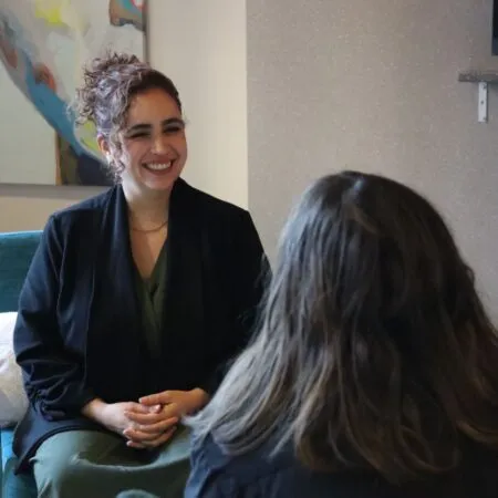 Karen Arcila conversando con una paciente durante una sesión de psicoterapia